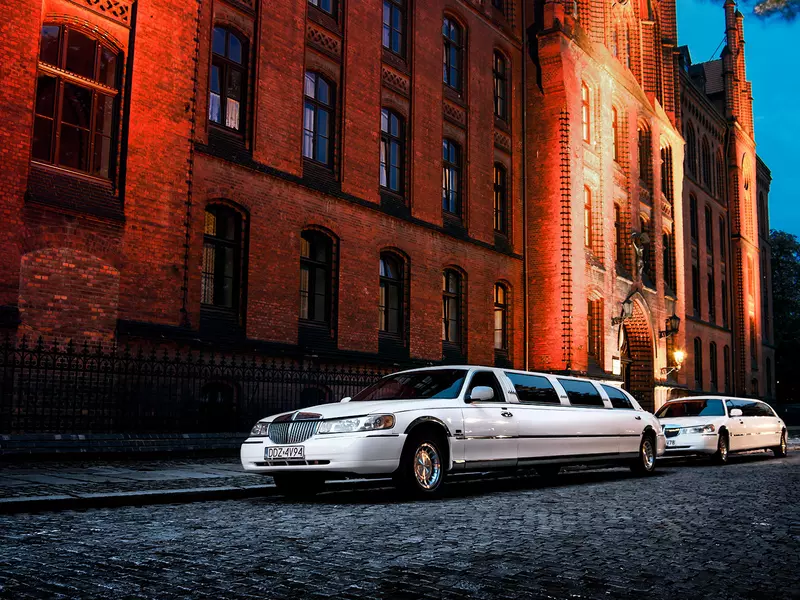Limuzyna czy party bus na wynajem – co wybrać?