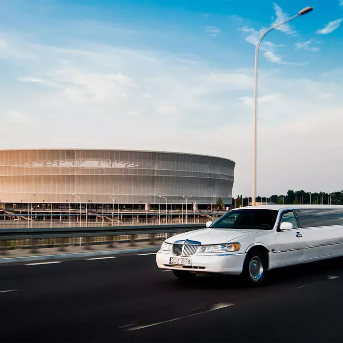 Limuzyna Lincoln Wrocław na tle stadionu 